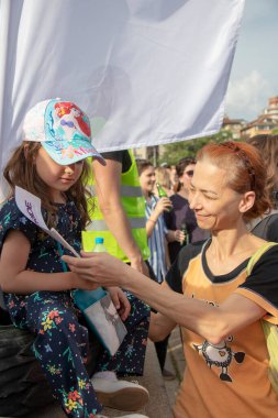 SOFYA, BULGGARIA - 8 Haziran 2019: İnsanlar LGBT Sofya 'nın eşitlik ve LGBT toplumuna ayrımcılık yapılmaması konulu yıllık LGBT gurur geçidine katıldılar.