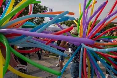 SOFYA, BULGGARIA - 8 Haziran 2019: İnsanlar LGBT Sofya 'nın eşitlik ve LGBT toplumuna ayrımcılık yapılmaması konulu yıllık LGBT gurur geçidine katıldılar.