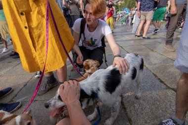 SOFYA, BULGGARIA - 8 Haziran 2019: İnsanlar LGBT Sofya 'nın eşitlik ve LGBT toplumuna ayrımcılık yapılmaması konulu yıllık LGBT gurur geçidine katıldılar.