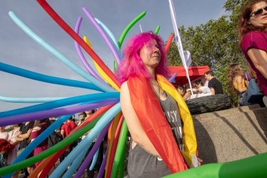 SOFYA, BULGGARIA - 8 Haziran 2019: İnsanlar LGBT Sofya 'nın eşitlik ve LGBT toplumuna ayrımcılık yapılmaması konulu yıllık LGBT gurur geçidine katıldılar.