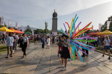 SOFYA, BULGGARIA - 8 Haziran 2019: İnsanlar LGBT Sofya 'nın eşitlik ve LGBT toplumuna ayrımcılık yapılmaması konulu yıllık LGBT gurur geçidine katıldılar.
