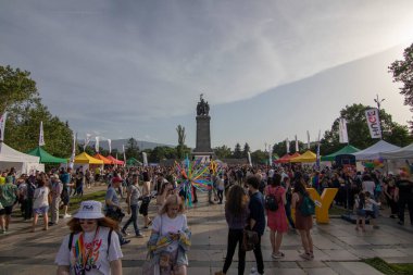 SOFYA, BULGGARIA - 8 Haziran 2019: İnsanlar LGBT Sofya 'nın eşitlik ve LGBT toplumuna ayrımcılık yapılmaması konulu yıllık LGBT gurur geçidine katıldılar.