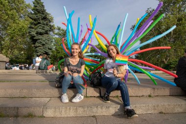 SOFYA, BULGGARIA - 8 Haziran 2019: İnsanlar LGBT Sofya 'nın eşitlik ve LGBT toplumuna ayrımcılık yapılmaması konulu yıllık LGBT gurur geçidine katıldılar.