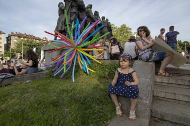 SOFYA, BULGGARIA - 8 Haziran 2019: İnsanlar LGBT Sofya 'nın eşitlik ve LGBT toplumuna ayrımcılık yapılmaması konulu yıllık LGBT gurur geçidine katıldılar.
