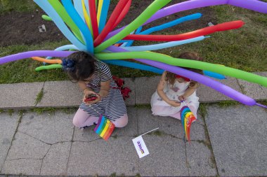 SOFYA, BULGGARIA - 8 Haziran 2019: İnsanlar LGBT Sofya 'nın eşitlik ve LGBT toplumuna ayrımcılık yapılmaması konulu yıllık LGBT gurur geçidine katıldılar.