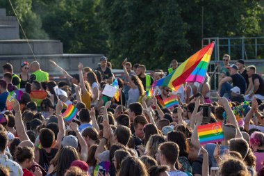 SOFYA, BULGGARIA - 8 Haziran 2019: İnsanlar LGBT Sofya 'nın eşitlik ve LGBT toplumuna ayrımcılık yapılmaması konulu yıllık LGBT gurur geçidine katıldılar.