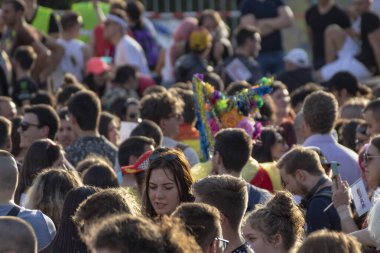 SOFYA, BULGGARIA - 8 Haziran 2019: İnsanlar LGBT Sofya 'nın eşitlik ve LGBT toplumuna ayrımcılık yapılmaması konulu yıllık LGBT gurur geçidine katıldılar.