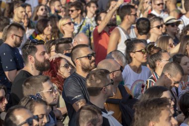 SOFYA, BULGGARIA - 8 Haziran 2019: İnsanlar LGBT Sofya 'nın eşitlik ve LGBT toplumuna ayrımcılık yapılmaması konulu yıllık LGBT gurur geçidine katıldılar.