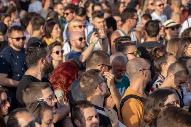 SOFYA, BULGGARIA - 8 Haziran 2019: İnsanlar LGBT Sofya 'nın eşitlik ve LGBT toplumuna ayrımcılık yapılmaması konulu yıllık LGBT gurur geçidine katıldılar.