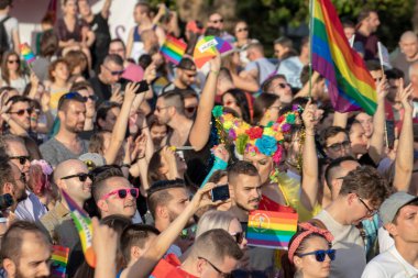 SOFYA, BULGGARIA - 8 Haziran 2019: İnsanlar LGBT Sofya 'nın eşitlik ve LGBT toplumuna ayrımcılık yapılmaması konulu yıllık LGBT gurur geçidine katıldılar.