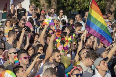 SOFYA, BULGGARIA - 8 Haziran 2019: İnsanlar LGBT Sofya 'nın eşitlik ve LGBT toplumuna ayrımcılık yapılmaması konulu yıllık LGBT gurur geçidine katıldılar.