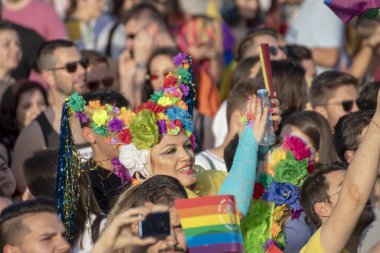 SOFYA, BULGGARIA - 8 Haziran 2019: İnsanlar LGBT Sofya 'nın eşitlik ve LGBT toplumuna ayrımcılık yapılmaması konulu yıllık LGBT gurur geçidine katıldılar.
