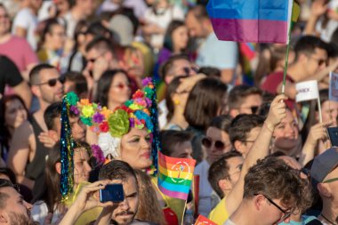 SOFYA, BULGGARIA - 8 Haziran 2019: İnsanlar LGBT Sofya 'nın eşitlik ve LGBT toplumuna ayrımcılık yapılmaması konulu yıllık LGBT gurur geçidine katıldılar.