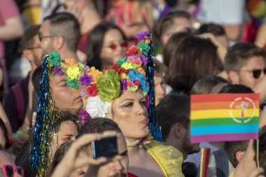 SOFYA, BULGGARIA - 8 Haziran 2019: İnsanlar LGBT Sofya 'nın eşitlik ve LGBT toplumuna ayrımcılık yapılmaması konulu yıllık LGBT gurur geçidine katıldılar.
