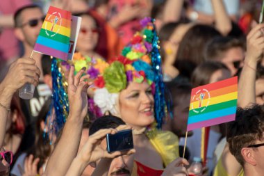 SOFYA, BULGGARIA - 8 Haziran 2019: İnsanlar LGBT Sofya 'nın eşitlik ve LGBT toplumuna ayrımcılık yapılmaması konulu yıllık LGBT gurur geçidine katıldılar.
