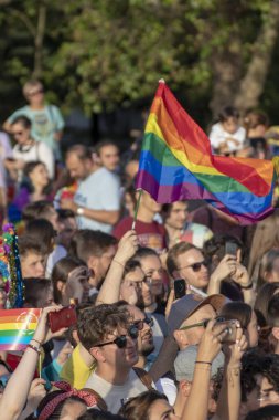 SOFYA, BULGGARIA - 8 Haziran 2019: İnsanlar LGBT Sofya 'nın eşitlik ve LGBT toplumuna ayrımcılık yapılmaması konulu yıllık LGBT gurur geçidine katıldılar.