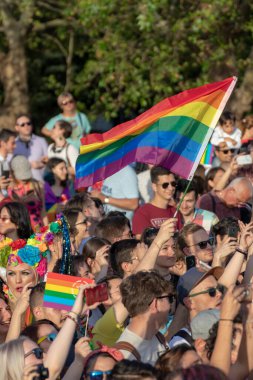 SOFYA, BULGGARIA - 8 Haziran 2019: İnsanlar LGBT Sofya 'nın eşitlik ve LGBT toplumuna ayrımcılık yapılmaması konulu yıllık LGBT gurur geçidine katıldılar.