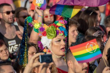 SOFYA, BULGGARIA - 8 Haziran 2019: İnsanlar LGBT Sofya 'nın eşitlik ve LGBT toplumuna ayrımcılık yapılmaması konulu yıllık LGBT gurur geçidine katıldılar.