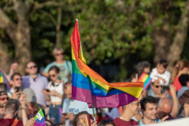 SOFYA, BULGGARIA - 8 Haziran 2019: İnsanlar LGBT Sofya 'nın eşitlik ve LGBT toplumuna ayrımcılık yapılmaması konulu yıllık LGBT gurur geçidine katıldılar.