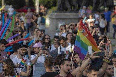 SOFYA, BULGGARIA - 8 Haziran 2019: İnsanlar LGBT Sofya 'nın eşitlik ve LGBT toplumuna ayrımcılık yapılmaması konulu yıllık LGBT gurur geçidine katıldılar.