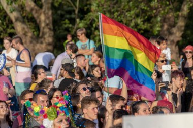 SOFYA, BULGGARIA - 8 Haziran 2019: İnsanlar LGBT Sofya 'nın eşitlik ve LGBT toplumuna ayrımcılık yapılmaması konulu yıllık LGBT gurur geçidine katıldılar.