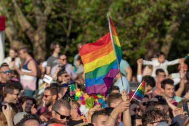 SOFYA, BULGGARIA - 8 Haziran 2019: İnsanlar LGBT Sofya 'nın eşitlik ve LGBT toplumuna ayrımcılık yapılmaması konulu yıllık LGBT gurur geçidine katıldılar.
