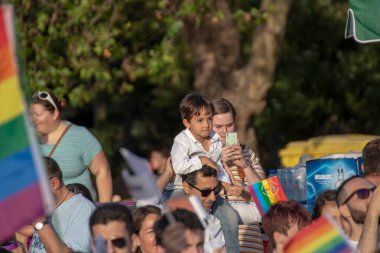 SOFYA, BULGGARIA - 8 Haziran 2019: İnsanlar LGBT Sofya 'nın eşitlik ve LGBT toplumuna ayrımcılık yapılmaması konulu yıllık LGBT gurur geçidine katıldılar.