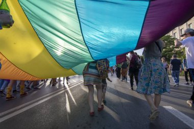 SOFYA, BULGGARIA - 8 Haziran 2019: İnsanlar LGBT Sofya 'nın eşitlik ve LGBT toplumuna ayrımcılık yapılmaması konulu yıllık LGBT gurur geçidine katıldılar.