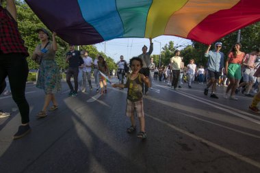 SOFYA, BULGGARIA - 8 Haziran 2019: İnsanlar LGBT Sofya 'nın eşitlik ve LGBT toplumuna ayrımcılık yapılmaması konulu yıllık LGBT gurur geçidine katıldılar.