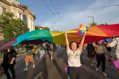 SOFYA, BULGGARIA - 8 Haziran 2019: İnsanlar LGBT Sofya 'nın eşitlik ve LGBT toplumuna ayrımcılık yapılmaması konulu yıllık LGBT gurur geçidine katıldılar.