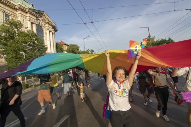 SOFYA, BULGGARIA - 8 Haziran 2019: İnsanlar LGBT Sofya 'nın eşitlik ve LGBT toplumuna ayrımcılık yapılmaması konulu yıllık LGBT gurur geçidine katıldılar.