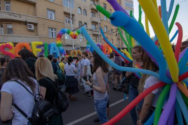 SOFYA, BULGGARIA - 8 Haziran 2019: İnsanlar LGBT Sofya 'nın eşitlik ve LGBT toplumuna ayrımcılık yapılmaması konulu yıllık LGBT gurur geçidine katıldılar.