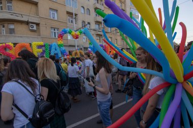 SOFYA, BULGGARIA - 8 Haziran 2019: İnsanlar LGBT Sofya 'nın eşitlik ve LGBT toplumuna ayrımcılık yapılmaması konulu yıllık LGBT gurur geçidine katıldılar.