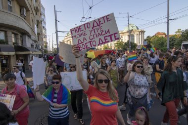 SOFYA, BULGGARIA - 8 Haziran 2019: İnsanlar LGBT Sofya 'nın eşitlik ve LGBT toplumuna ayrımcılık yapılmaması konulu yıllık LGBT gurur geçidine katıldılar.