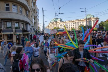 SOFYA, BULGGARIA - 8 Haziran 2019: İnsanlar LGBT Sofya 'nın eşitlik ve LGBT toplumuna ayrımcılık yapılmaması konulu yıllık LGBT gurur geçidine katıldılar.