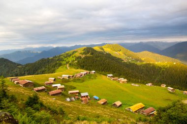 Pokut Platosu Rize Camlihemsin Türkiye. Güzel manzara sisli ve bulutlu. Karadeniz 'den Kackar Dağları.