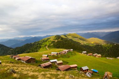 Pokut Platosu Rize Camlihemsin Türkiye. Güzel manzara sisli ve bulutlu. Karadeniz 'den Kackar Dağları.