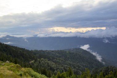 Pokut Platosu Gündüz Görüşü Rize Camlihemsin Türkiye. Güzel Peyzaj Sisli ve Bulutlu. Karadeniz 'den Kackar Dağları.