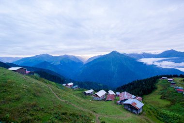Pokut Platosu Rize Camlihemsin Türkiye. Güzel manzara sisli ve bulutlu. Karadeniz 'den Kackar Dağları.