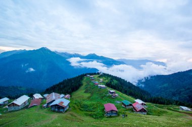 Pokut Platosu Rize Camlihemsin Türkiye. Güzel manzara sisli ve bulutlu. Karadeniz 'den Kackar Dağları.
