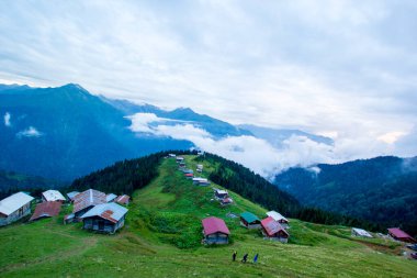 Pokut Platosu Rize Camlihemsin Türkiye. Güzel manzara sisli ve bulutlu. Karadeniz 'den Kackar Dağları.