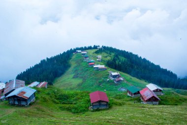 Pokut Platosu Rize Camlihemsin Türkiye. Güzel manzara sisli ve bulutlu. Karadeniz 'den Kackar Dağları.