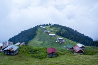Pokut Platosu Rize Camlihemsin Türkiye. Güzel manzara sisli ve bulutlu. Karadeniz 'den Kackar Dağları.