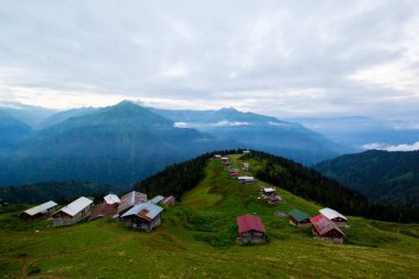 Pokut Platosu Rize Camlihemsin Türkiye. Güzel manzara sisli ve bulutlu. Karadeniz 'den Kackar Dağları.