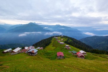 Pokut Platosu Rize Camlihemsin Türkiye. Güzel manzara sisli ve bulutlu. Karadeniz 'den Kackar Dağları.