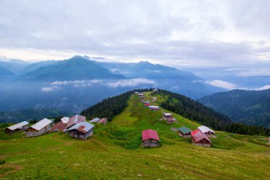 Pokut Platosu Rize Camlihemsin Türkiye. Güzel manzara sisli ve bulutlu. Karadeniz 'den Kackar Dağları.