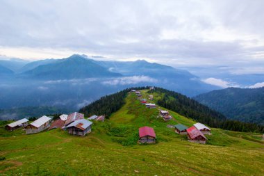 Pokut Platosu Rize Camlihemsin Türkiye. Güzel manzara sisli ve bulutlu. Karadeniz 'den Kackar Dağları.