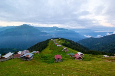 Pokut Platosu Rize Camlihemsin Türkiye. Güzel manzara sisli ve bulutlu. Karadeniz 'den Kackar Dağları.