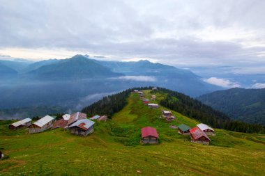 Pokut Platosu Rize Camlihemsin Türkiye. Güzel manzara sisli ve bulutlu. Karadeniz 'den Kackar Dağları.