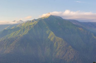 Pokut Platosu Gündüz Görüşü Rize Camlihemsin Türkiye. Güzel Peyzaj Sisli ve Bulutlu. Karadeniz 'den Kackar Dağları.